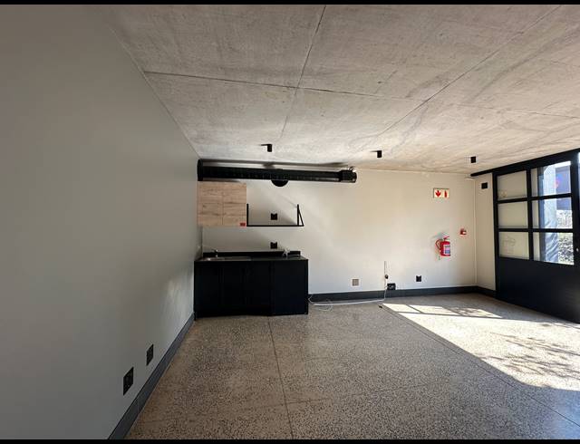 23M² OFFICE TO LET IN ROOIHUISKRAAL NORTH